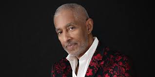 El puertorriqueño Néstor Torres busca crear comunicación con la melodía de  su flauta