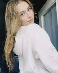 Leah Drew's Instagram, Twitter & Facebook