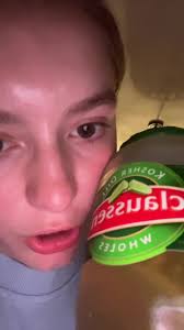 🥒🥒🥒 (@hey.its.the.pickle.girl)