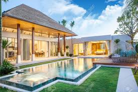 Créez votre maison sur mesure. Amenagement Exterieur Et Interieur De La Villa Avec Piscine Comprenant Un Salon Et Un Jardin Verdoyant Banque D Images Et Photos Libres De Droits Image 81296696