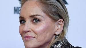 The casino star lifted her arms behind her head for the snap and wished. Coronavirus Sharon Stone Spricht Uber Covid Erkrankung Ihrer Schwester