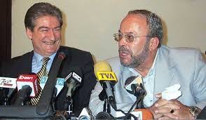 Nano futet ne burg nga berisha, merr pushtetin dhe ia fut vrapit per ne maqedoni kur berisha beri puc shteti, e kthen vjedhjen ne sistem, le gruan dhe merr ate kurven e selanikut. Rrefimi Darka E Fshehte Berisha Nano Tek Ura E Peshkatarit Gazeta Bulevard