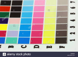 Der kölner dom im maßstab 1:1000 testdruck in maßstab 1:2000 hat auch noch funktioniert! Nahaufnahme Von Einem Einen Verschwommenen Inkjet Cmyk Testdruck Mit Vielen Farbquadrate Seitenansicht Kurze Tiefenscharfe Stockfotografie Alamy