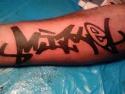 Tatuaje De Un Graffiti De Un Nombre En Blanco Y Negro Graffiti de graffiti vector de letras de pincelada o ilustración de tipografía grunge gráfico. tatuaje de un graffiti de un nombre en
