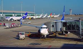 Per entrambe le tratte il servizio è disponibile dalle 5.30 del mattino all'1 di notte, con tempi di percorrenza di circa 40 minuti e corse ogni. Barcelona Airport Bcn Airport El Prat