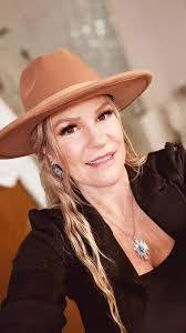 Maria Sneed's Instagram, Twitter & Facebook