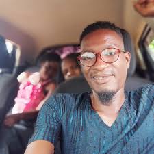 Times360Malawi Pamene anthu akuyembekezera kuti msonkhano uyambe, katswili  pa nkhani yamayimbidwe Mlaka maliro pamodzi ndi Skeffa Chimoto  akusangalatsa anthu amene asonkhana pa bwalo la za masewera la Mvera.