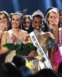En miss universo 2019, la concursante miss canadá, alyssa boston, causó polémica por su vestido que representó el uso medicinal de la marihuana. La Ganadora De Miss Universo 2019 Deslumbro Con Una Trikini De Cuero En La Playa Radio Mitre