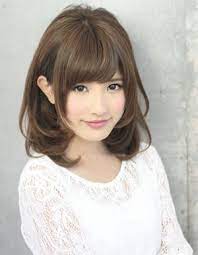 決め手は髪型にアリ 小顔に見せるヘアスタイル4つのポイント 前髪 髪型 髪 色