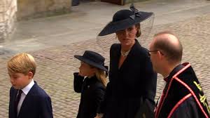 Londra, addio alla Regina nell' Abbazia di Westminster. Harry non canta  l'inno “God Save the King”. La piccola Charlotte indossa una spilla a forma  di ferro di cavallo, un omaggio alla bisnonna.