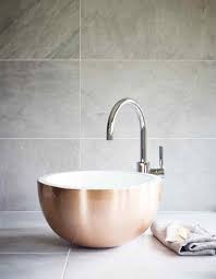 Souvent associée à un esprit joyeux dans des teintes chatoyantes, elle peut aussi se faire très contemporaine dans un camaïeu de couleurs sombres. Tendance Salle De Bain Vasque Poser Ronde Cuivre Salle De Bain Salle De Bain Tendance Salle De Bain Extraordinaire