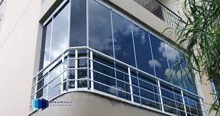 Cam balkon sisteminde kullanılan camlar 8 mm kalınlığında temperli camlardan oluşmaktadır, kırılması halinde çok küçük parçalara ayrılır canlılara ve çevreye zarar vermez. Cam Balkon Siyah Mi Beyaz Mi Istanbul Anadolu Cam Balkon