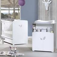 Avec son plancher en bois laminé et sa dominance de blanc dans le mobilier, cette chambre dégage une lumière omniprésente dans tout. Chambre Bebe Complete Pas Cher A Prix Auchan