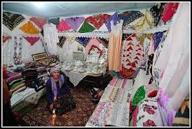 Bir ömür boyu, gelinin/damadın asi yakını olarak anılmanıza sebep olacak bu kıyafetler ise, bir düğün için seçilebilecek en yanlış kıyafet. Kent Radyo Tv Facebook