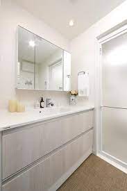 白を基調とした明るい洗面所には おしゃれな三面鏡付 タカラスタンダード 洗面台 洗面所 おしゃれ 洗面所