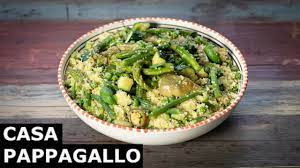 Per prima cosa si mettono tre pugni di semola con la mano destra all'interno della ciotola. Cous Cous Primaverile Casa Pappagallo