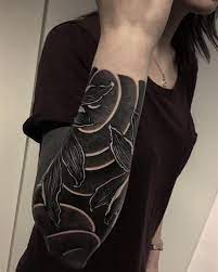 Solid bands on forearm look mesmerizing and elegant as well. These Striking Solid Black Tattoos Will Make You Want To Go All In Kickass Things