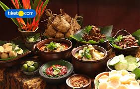 It rounds off the month of ramadan, which muslims observe every year to acknowledge allah's revelation of the quran to the prophet muhammad. 10 Best Indonesian Dishes To Celebrate Eid Al Fitr With Family Tiket Com