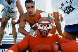 Cette génération grand bleu, et ses enfants, s'est retrouvée vendredi soir, trente ans jour pour jour après la présentation du film, le 11 mai 1988, pour revoir avec un brin de nostalgie les aventures en. Le Grand Bleu Jean Reno Porte Une Montre Citizen Aqualand