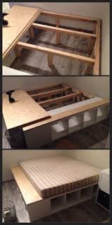Bett Aus Regalen Von Ikea Holzspanplatten Und Balken Bedroom Diy How To Make Bed Ikea Shelves