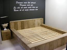 tweepersoonsbed steigerhout blok bed met verhoogd hoofdeind 12161830bl bed zelf maken bed steigerhout platform bed diy