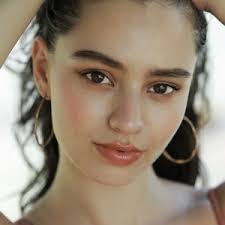 Molly Dee's Instagram, Twitter & Facebook