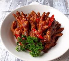 Meski mitos ini berlaku bagi saya, saya tetap tidak bisa menghindar dari godaan ceker ayam. Berikut Resep Dimsum Ceker Ayam Lezat