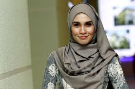 Izreen azminda, amar baharin, dian p. Izreen Azminda Dihujani Mesej Cacian Peminat Hiburan Mstar