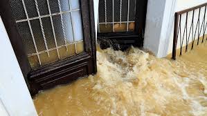 Das wäre schon ein sehr ärgerlicher extremfall, bei dem man nur noch eine wahl hat. Nach Regen Oder Sturm Was Tun Bei Wasser Im Keller Deutsche Anwaltauskunft