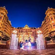 卒花嫁 t m1204 さまは 大好きなディズニーで前撮りを実現されました デニム ホワイトのリンクコーデも爽やかな昼間の撮影 ライトアップされたディズニーランドホテル前でのロマンチックな写真 どちらもとても素敵な写真ばかりです 前撮り写真を使ったウェ