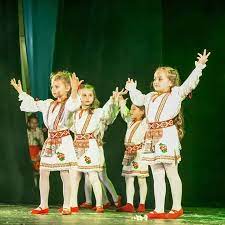 All the mountains, all the seas all the winds are dancing hora it's a dance you've never seen from my country called moldova şai lalai la… şi zborul (shai lalai la… and the flight) şai lalai la… duce dorul (shai lalai la… brings sorrow). Ng Dance Studio Dans Popular Stilizat Hora Din Moldova Facebook