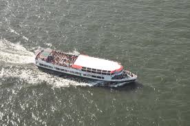 Its cruises include the best of nyc, where you can see the big apple at its most beautiful, and the liberty cruise, which takes you past ellis island and the statue of liberty. Bootstour Um Manhattan 1 5h Bilder Route Gunstigste Tickets