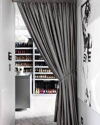 Sekat ruangan dimanfaatkan untuk membagi sebuah ruangan besar menjadi ruangan yang lebih kecil atau mempunyai fungsi yang berbeda. 10 Inspirasi Gorden Pintu Sebagai Sekat Ruangan Di Rumah