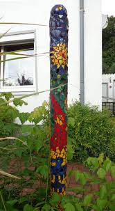 Mosaik Saule Mit Kugel Als Abschluss Ein Absoluter Hingucker Fur Den Vorgarten Mosaic Garden Art Mosaic Garden Mosaic Art