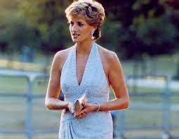 Рет қаралды 3,7 млн2 ай бұрын. The Story Behind The Picture Why Diana Always Wore A Clutch Bag