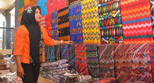 Selain itu batik juga merupakan budaya dari setiap daerah yang ada. Tenun Pembawa Pesan Topik Koran Tempo Co