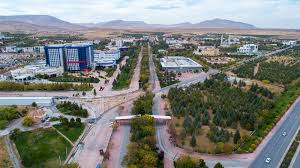 Konya'da üniversite açılması 1955 yılında gündeme gelmiştir. Selcuk Universitesi Alaeddin Keykubat Kampusu Sonbahar Fotograflari Kamfi