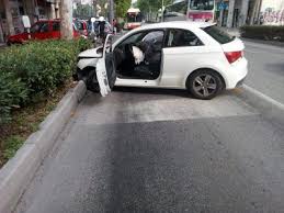 Tagliando fatto a km 95 mila bollo pagato fino a maggio revisione scade febbraio 2023. Perde Il Controllo Dell Auto E Si Schianta Contro Il Marciapiede Cronache Ancona