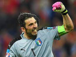 Er ist der defensivste spieler seiner mannschaft und seine hauptaufgabe besteht darin zu verhindern, dass das spielgerät. Italienischer Nationaltorhuter Gianluigi Buffon Vor 1000 Spiel Als Profifussballer Fussball