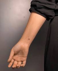 Pin By Louisa Timpel On Tatuagem Small Star Tattoos Simplistic Tattoos Red Ink Tattoos