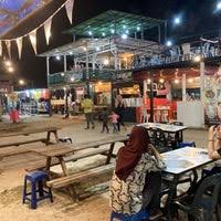 Ia terletak di suatu kawasan persisiran pantai terengganu yang cantik. Dapo Pata Cafe In Kuala Nerus