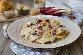 I ravioli al radicchio sono davvero molto saporiti e facili da preparare. Ravioli Con Salsa Di Noci Radicchio E Prosciutto Rossellainpadella