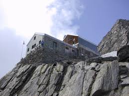 Die hollandiahütte befindet sich nördlich oberhalb der lötschenlücke auf einem felsvorsprung. Hollandiahutte Sac Hochtour Outdooractive Com