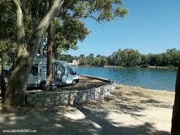 Camping en bord de mer. Aires De Camping Car Vonitsa Zentral Griechenland Grece