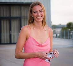 Pochroumaná psychika tak jistě dostane pozitivní impulz a hvězda z fulneku snad půjde v turnaji dál. Tenistka Petra Kvitova Tentokrat Skoro Jako Modelka Pod Ruzove Sexy Saticky Si Nevzala Podprsenku Super Cz