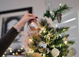 Estas fotos pueden darte algunas ideas para innovar y recrear la antigua tradición puedes colocar un árbol de navidad pequeño sobre una mesa lateral, donde se pueden colocar los postres para la cena, en el hall de entrada dando la. Ya Puedes Poner El Arbol De Navidad Psicologos Recomiendan Decorar Desde Ahora Sistema Mexiquense De Medios Publicos