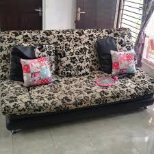 Kursi sofa ini punya model yang simpel dan biasanya berukuran kecil. Contoh Model Sofa Bed Karakter