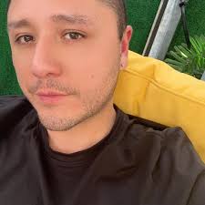 Curiosidad ||Un pescador en Sudáfrica al manipular un pargo rojo descubrio  que en el interior de la boca del pez se encontraba un extraña criatura de  ojos azules. Se trata de una