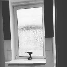 Das Badezimmer Ist Fertig Renoviert Die Fliesen Bis Unterm Fensterflugel Trockenbau Ringsherum Und Sie Stellen Fest Das Fenster Ist Undicht Es Lasst Si Windows