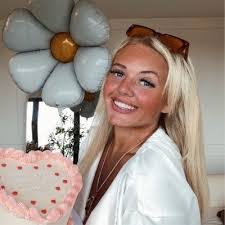 Jennifer Isles's Instagram, Twitter & Facebook